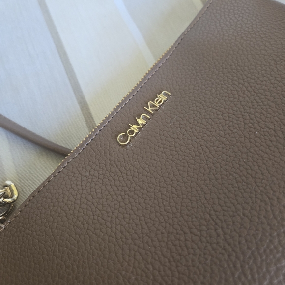 Calvin Klein Pebbled Crossbody Bag – Taupe Brown – Gold Chain Strap - Picture 3 of 7